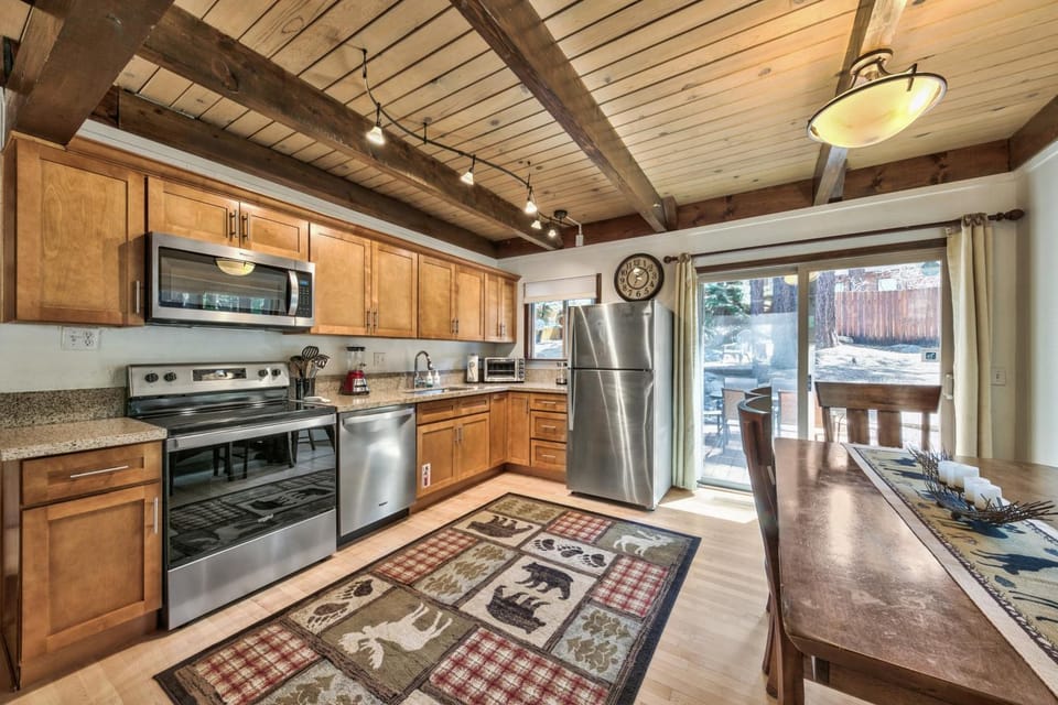 Day, View (from property/room), Kitchen or kitchenette, furniture, microwave, oven, stove