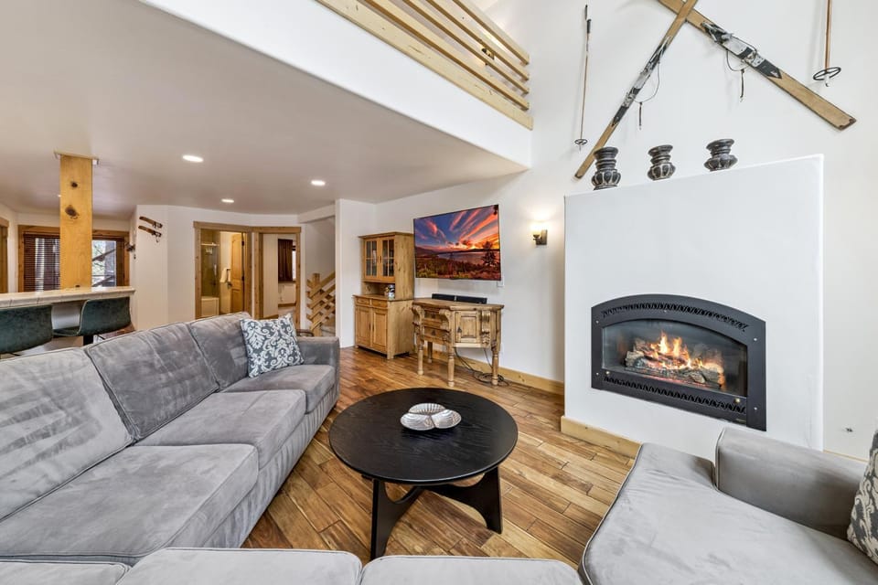 TV and multimedia, Living room, Seating area, fireplace, furniture