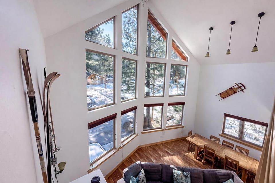 Day, Winter, Living room, Seating area, Dining area, furniture