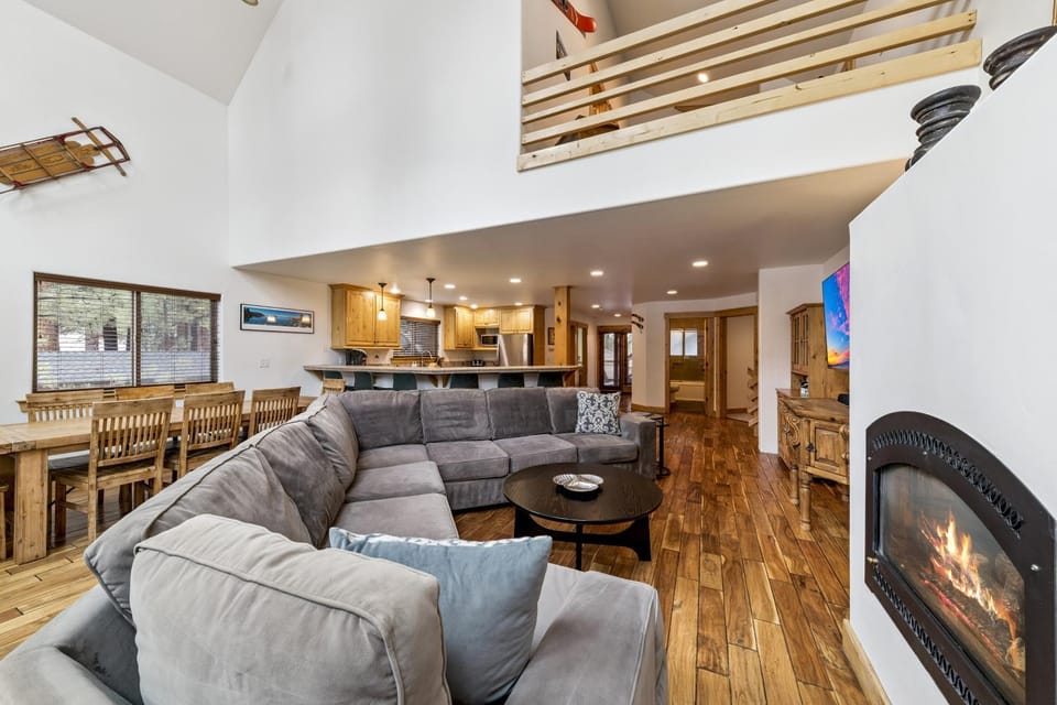 Day, TV and multimedia, Kitchen or kitchenette, Living room, Dining area, fireplace, furniture
