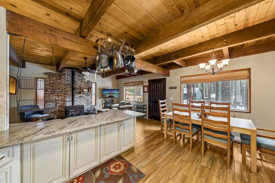 Day, TV and multimedia, Kitchen or kitchenette, Seating area, Dining area, fireplace, furniture, kitchen