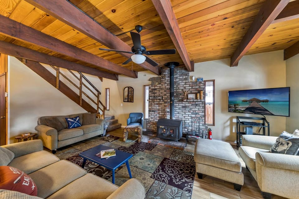 Day, TV and multimedia, Living room, Seating area, fireplace, furniture