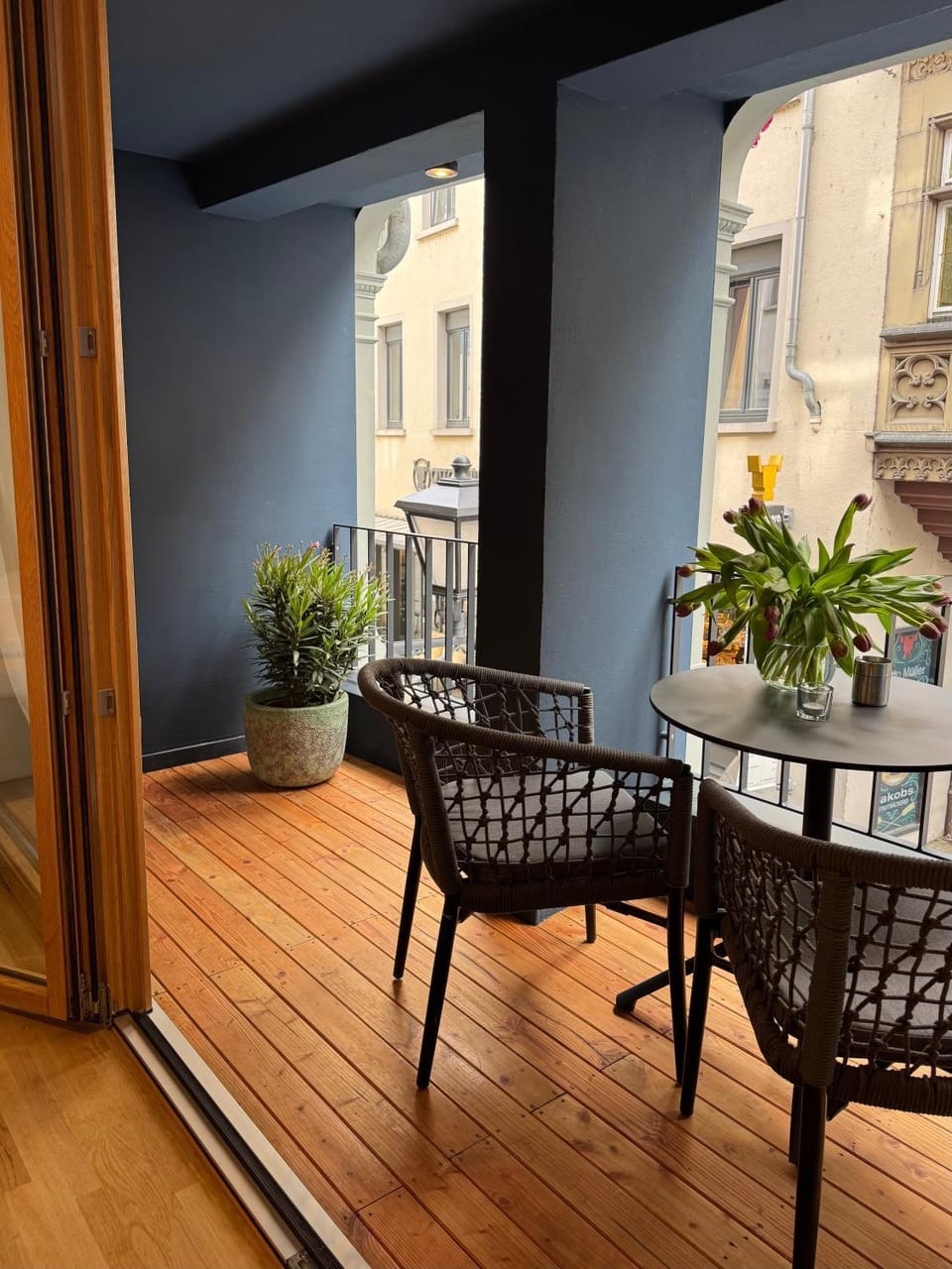 Property building, Balcony/Terrace, Balcony/Terrace, Dining area, Food, Food, Entertainment, Entertainment, Dinner, Dinner