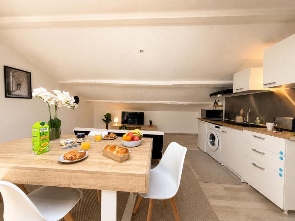 Kitchen or kitchenette, Dining area, stove, toaster