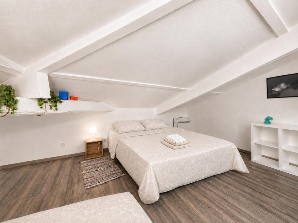 Bed, Photo of the whole room, Bedroom, towels