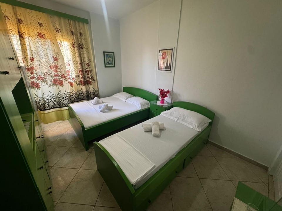 Denis Central Rooms Apartment in Sarandë