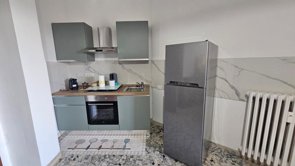 Coffee/tea facilities, Kitchen or kitchenette, Communal kitchen, oven, stove
