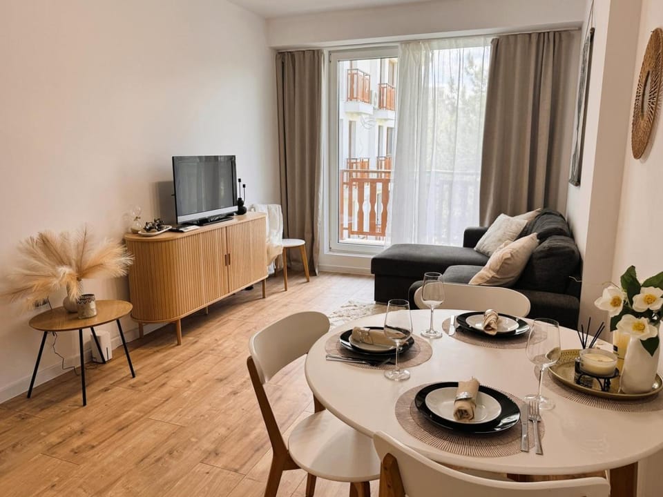 Communal lounge/ TV room, TV and multimedia, Living room, Seating area, Dining area, Evening entertainment