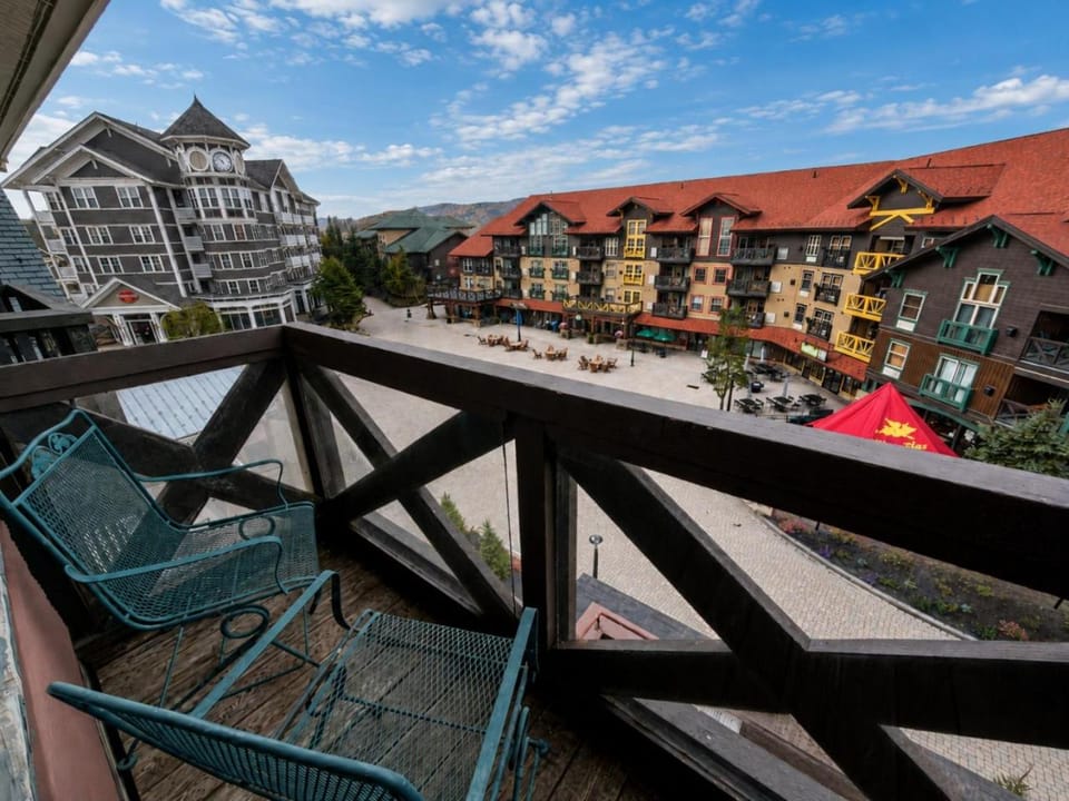 Highland House 420 Village Studio Private Deck Ski In Out Apartment in Snowshoe