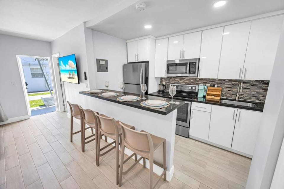 Hotel- Kemps Ridley 103 - Beach and Pool Studio, Walkable town Apartment in Lauderdale-by-the-Sea