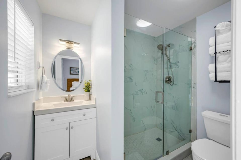 Hotel- Kemps Ridley 103 - Beach and Pool Studio, Walkable town Apartment in Lauderdale-by-the-Sea