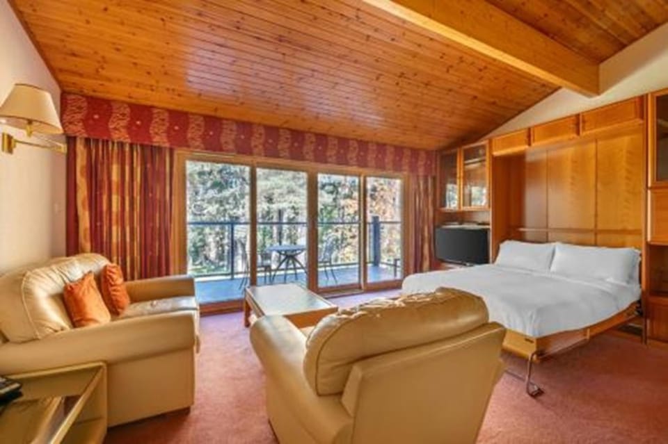 Bed, Living room