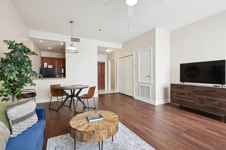 Suite Bleu 5 Min walk to Bourbon st Rooftop Pool Apartment in French Quarter