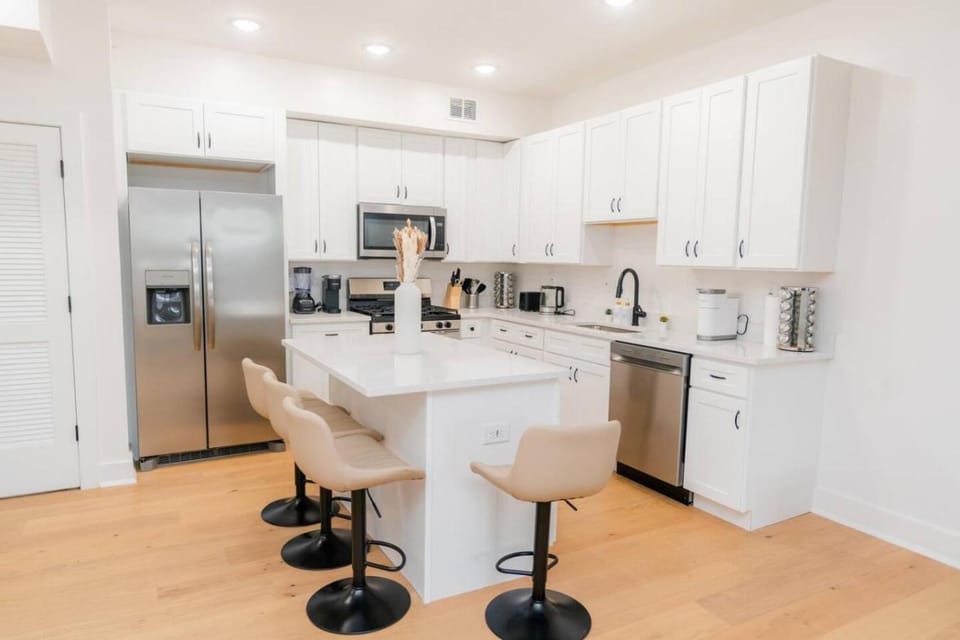 Coffee/tea facilities, Kitchen or kitchenette, dishwasher, oven, stove, toaster