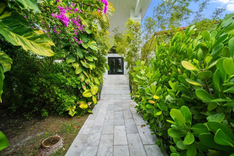8BR Mansion Near Kiki by the River Miami Villa in Miami