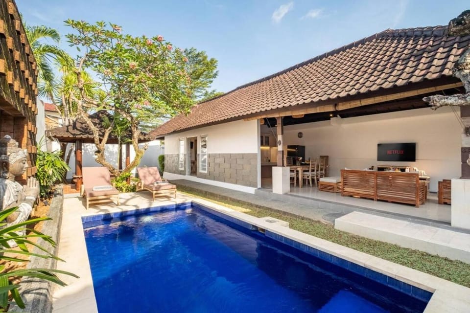 Day, Pool view, Swimming pool, sunbed