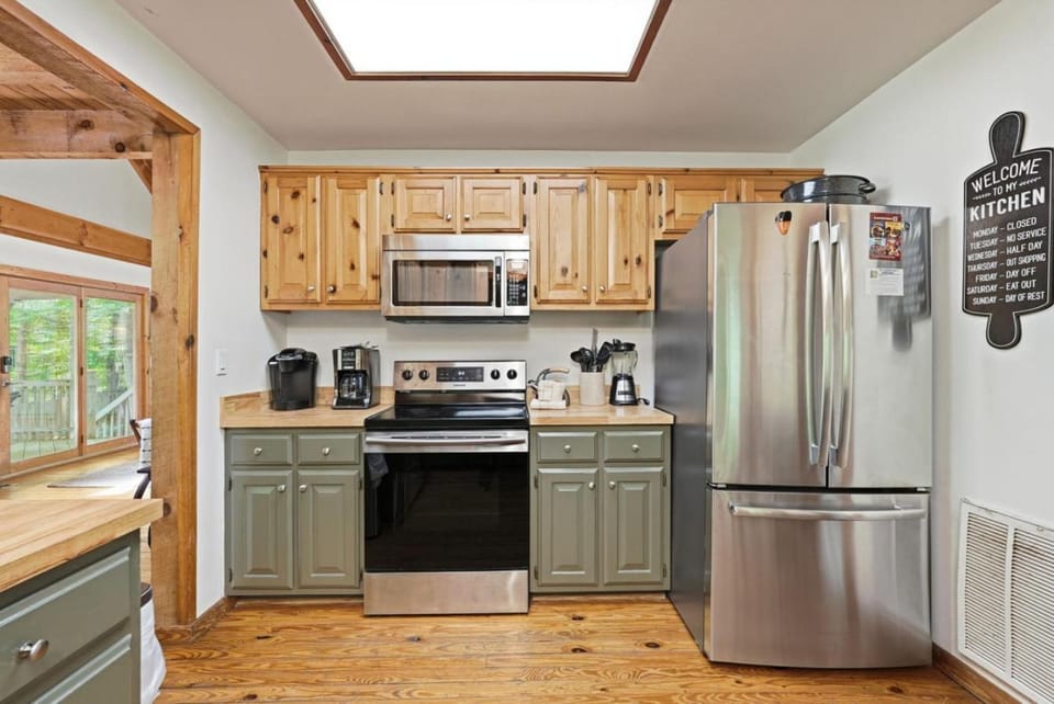 Log Hollow Hot Tub Plenty of Games Play Area House in Sevier County