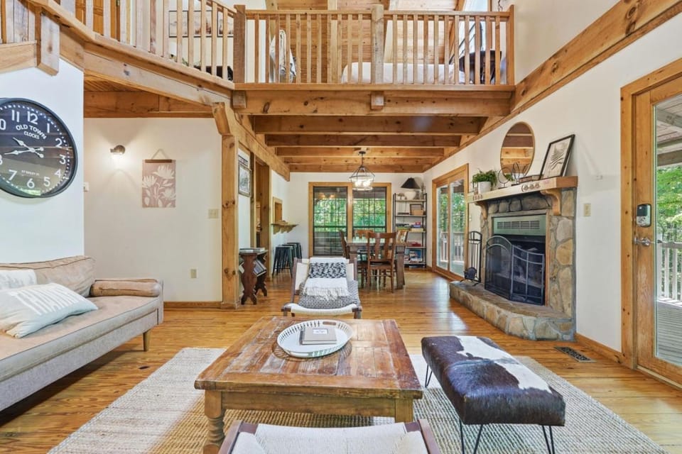 Log Hollow Hot Tub Plenty of Games Play Area House in Sevier County