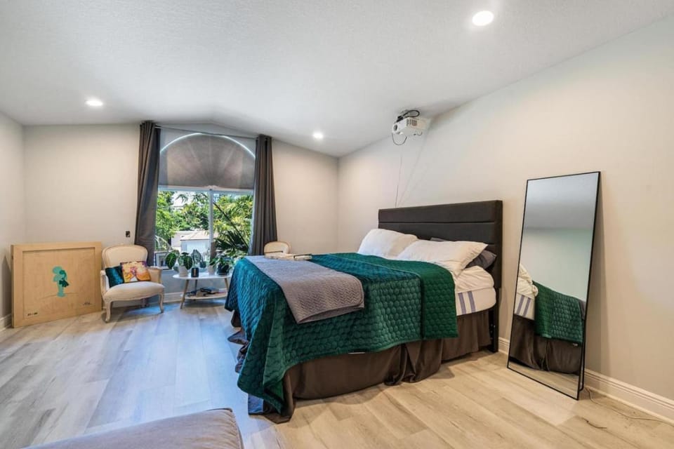 5BR Spacious Home in Best Miami Location with Private Pool House in Coral Gables