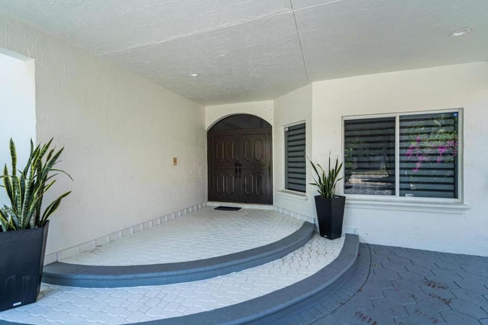 5BR Spacious Home in Best Miami Location with Private Pool House in Coral Gables