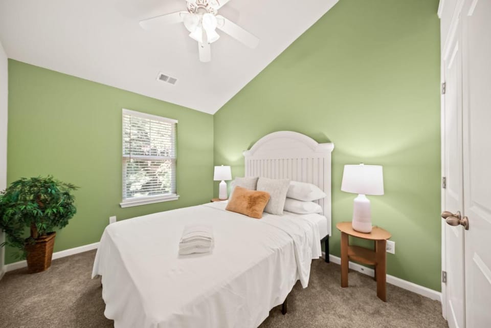 Rocking Oak Cottage of Charleston House in Goose Creek