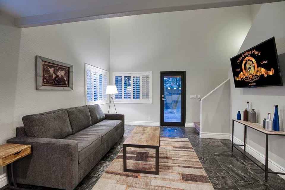 Private Pool Oasis with Hot Tub & Golf Simulator House in Scottsdale