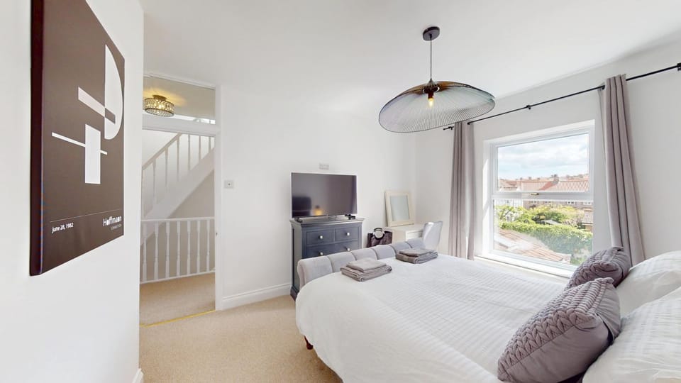 Bed, TV and multimedia, Bedroom