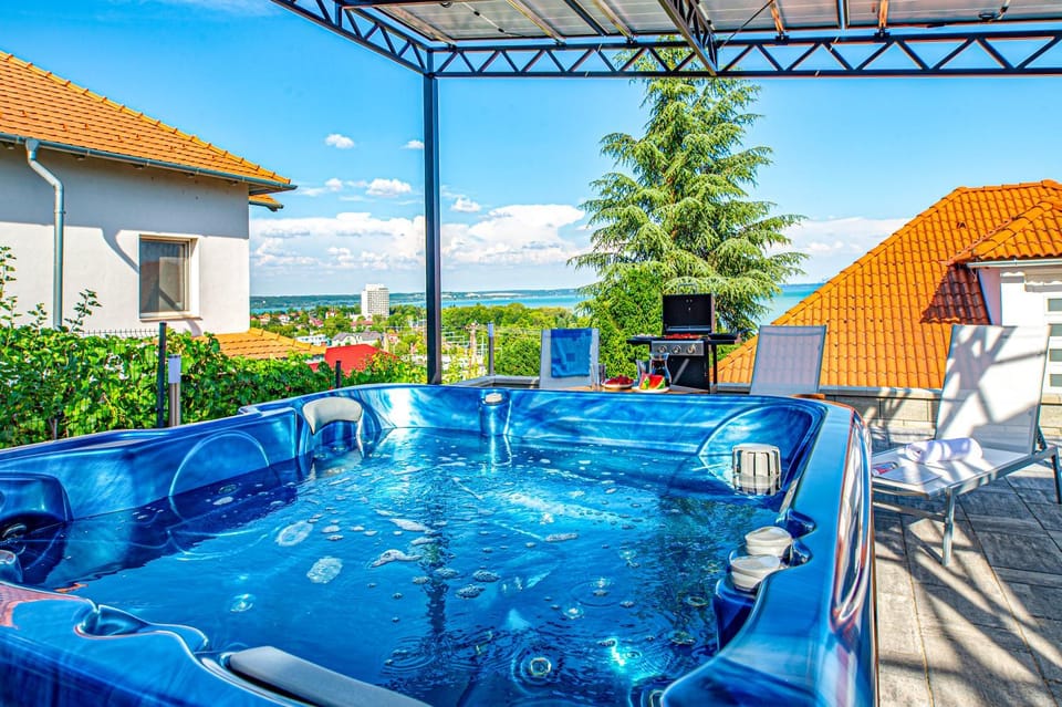 BBQ facilities, Hot Tub, Balcony/Terrace, sunbed