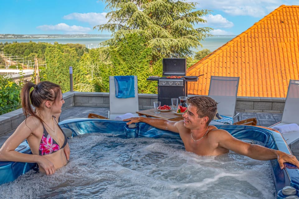 BBQ facilities, Hot Tub, Balcony/Terrace, sunbed
