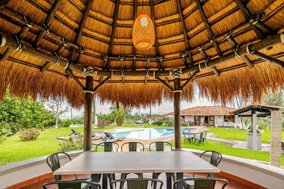 Casa campestre con piscina y jacuzzi en Pereira House in Risaralda