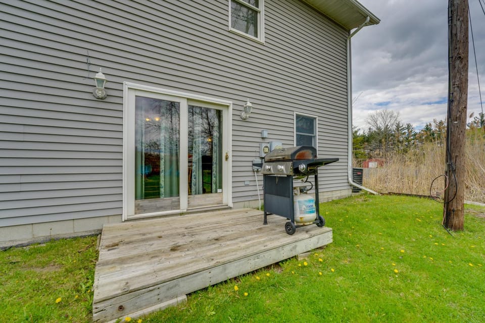 Fire Pit & Grill! Spacious Port Huron Home By Dtwn House in Port Huron