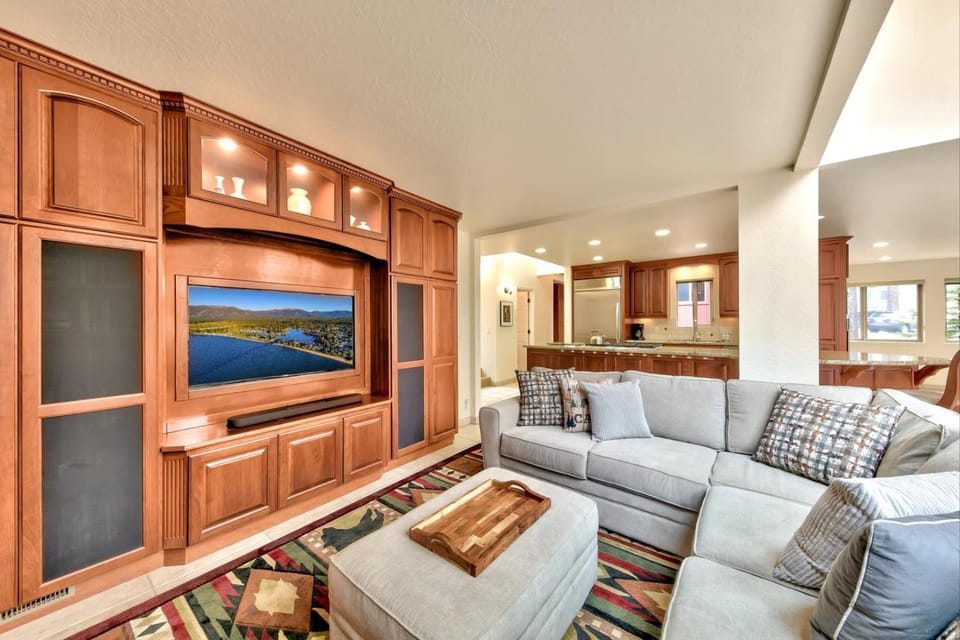 Sierra Trails Adventure - Ground floor living pets game room House in South Lake Tahoe