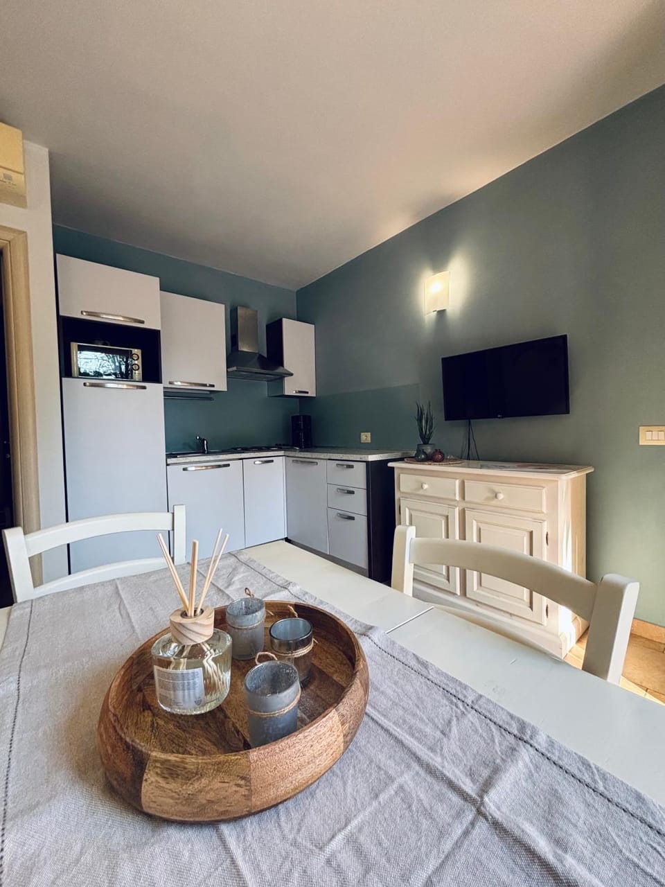 Kitchen or kitchenette, Dining area