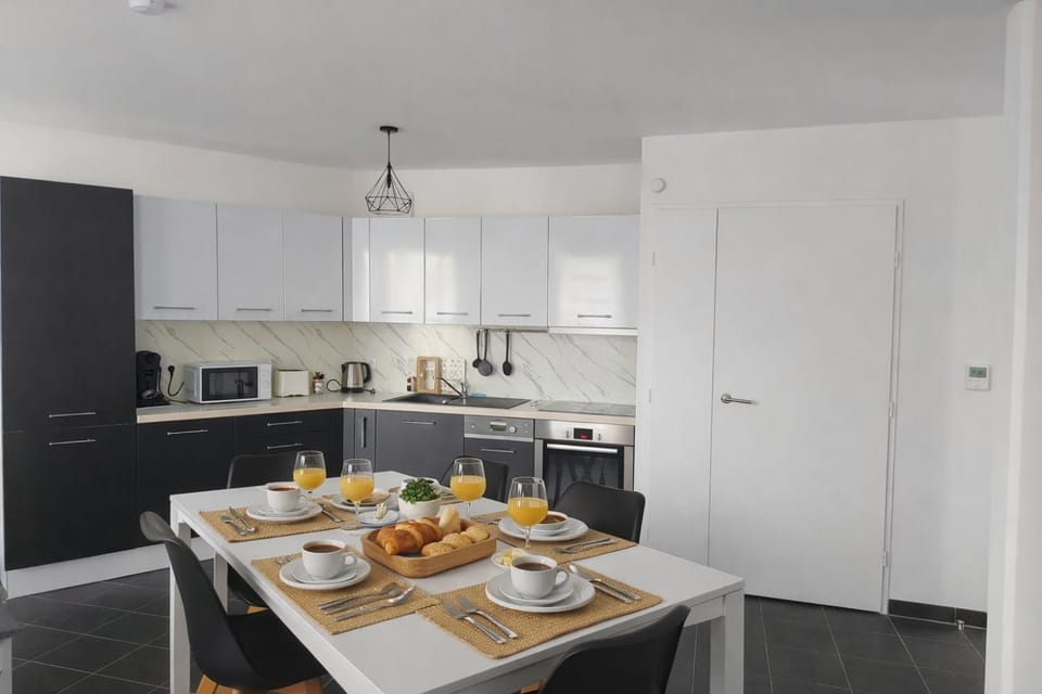 Coffee/tea facilities, Kitchen or kitchenette, Food and drinks, Dining area, Food, stove, toaster