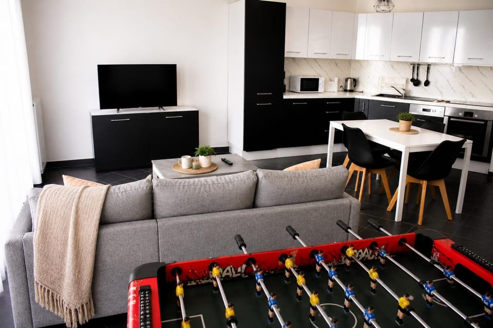 Communal lounge/ TV room, TV and multimedia, Kitchen or kitchenette, Living room, Seating area, Dining area, oven, stove