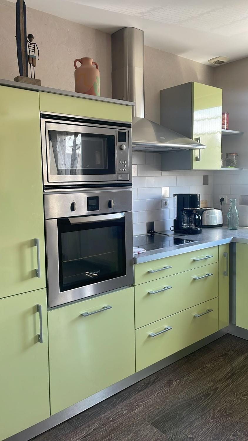 Coffee/tea facilities, Kitchen or kitchenette, dishwasher, oven, stove, toaster