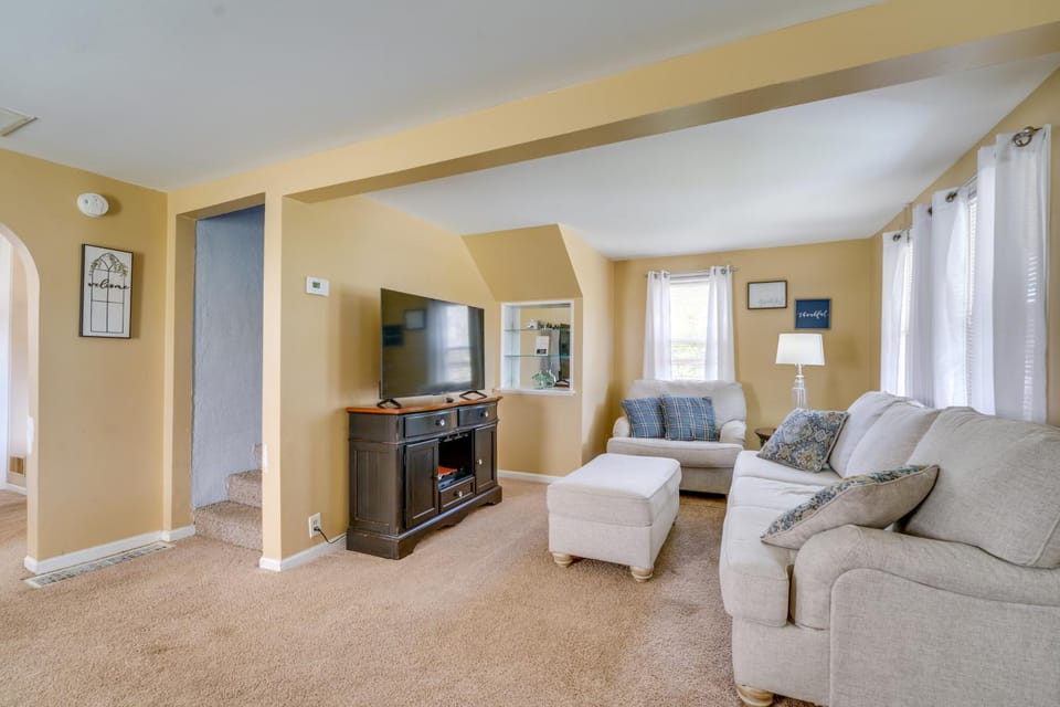2 Blocks to Beach! Lake Huron Hideaway House in Port Huron