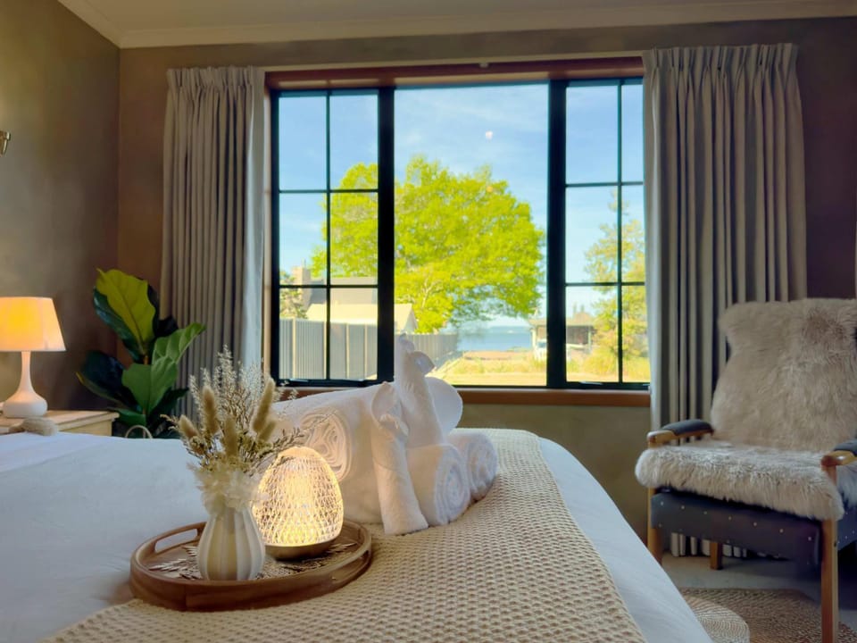 Stillwater Resort - Lakefront Estate with two dwellings spa pools SUPs - Sleeps 16 House in Rotorua