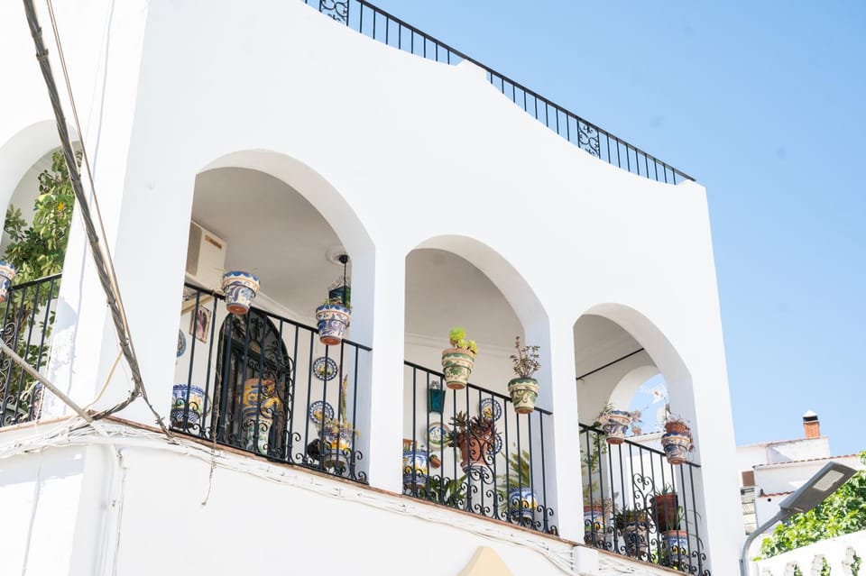 Property building, Day, Balcony/Terrace