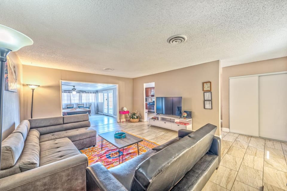 Lovely house with pool, near the strip! House in Las Vegas