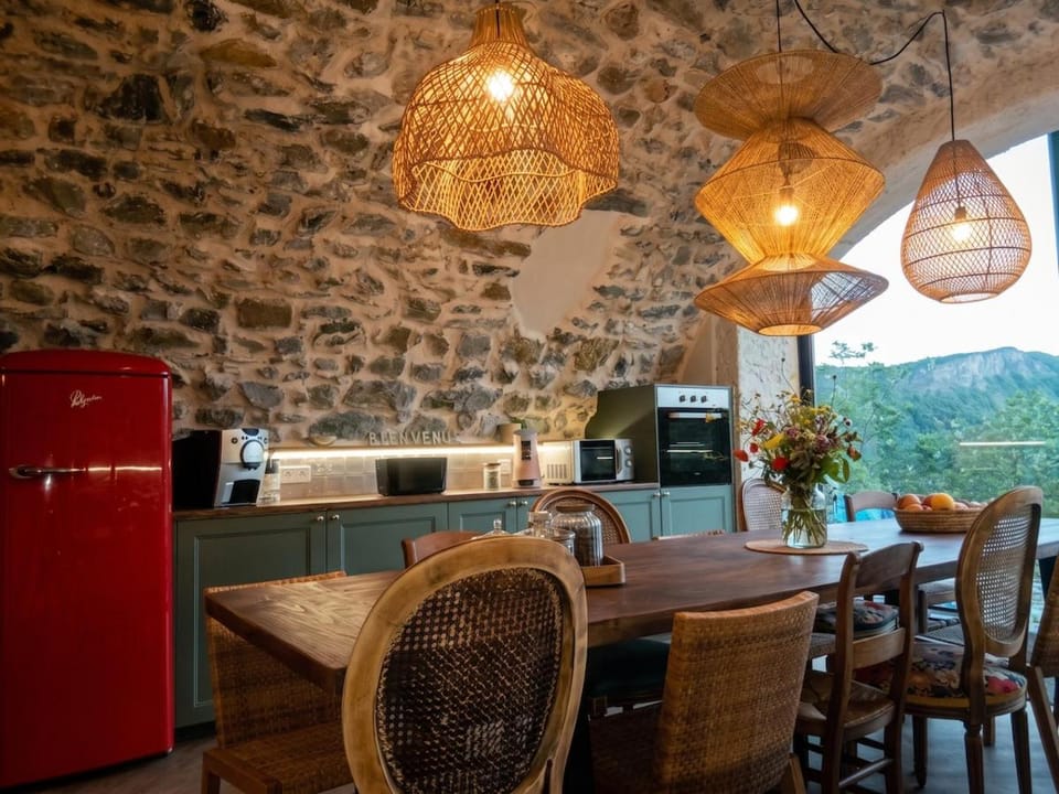 La Cardarine-Gîte avec vue sur la montagne, piscine privée et à proximité des lacs et stations de ski House in Provence-Alpes-Côte d'Azur