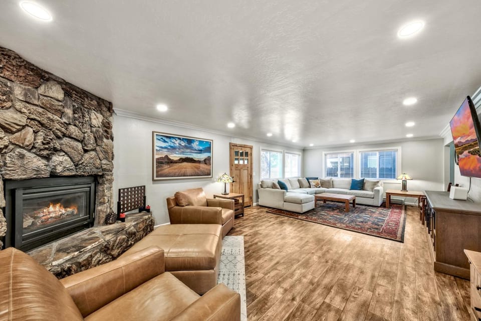 TV and multimedia, Living room, Seating area, fireplace, furniture