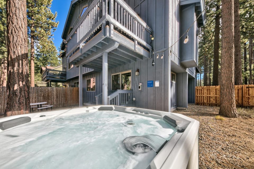 Property building, Day, Natural landscape, Hot Tub, Balcony/Terrace, Parking