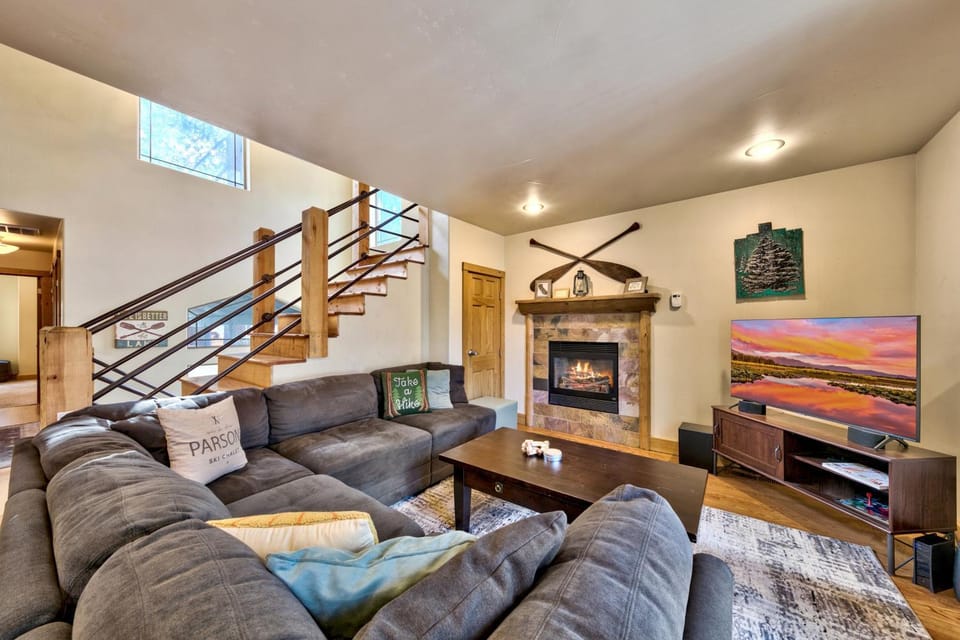 TV and multimedia, Living room, Seating area, fireplace, furniture