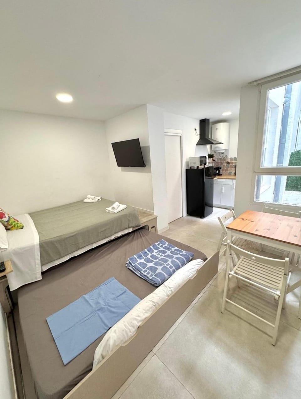 Bed, TV and multimedia, Photo of the whole room, Seating area, Dining area, Bedroom