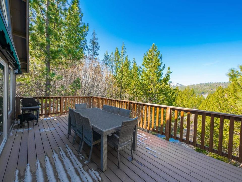 Day, Natural landscape, Balcony/Terrace, Dining area, Mountain view, furniture