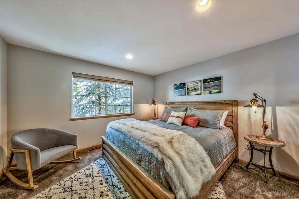 Bed, Day, View (from property/room), Bedroom, furniture