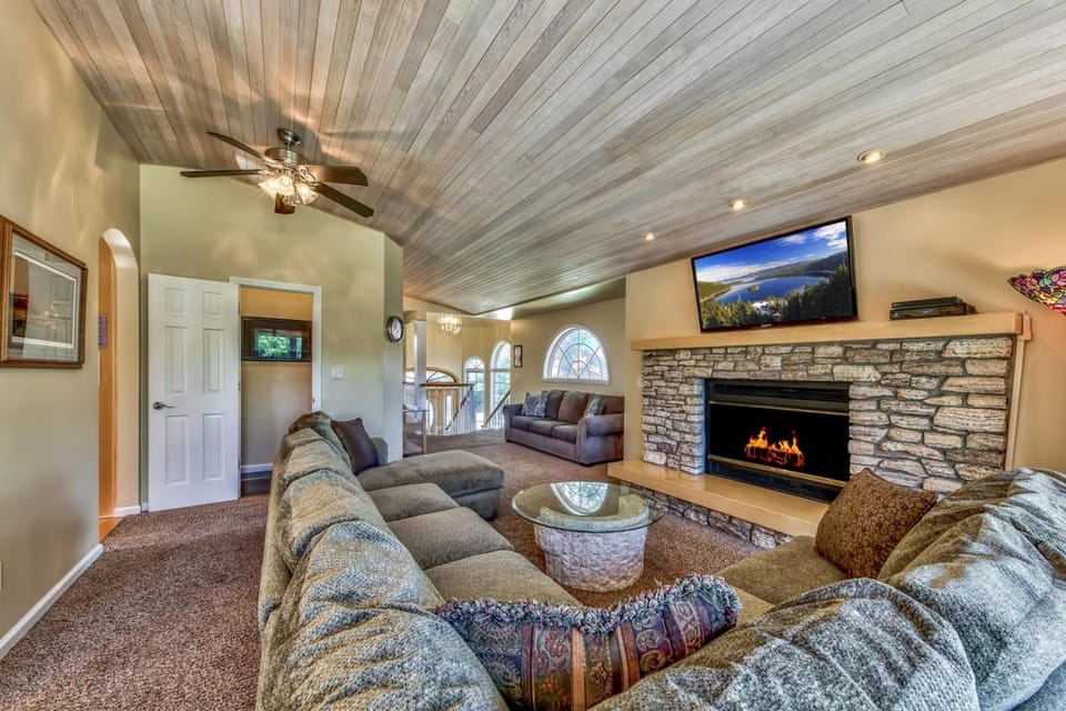 TV and multimedia, Living room, Seating area, fireplace, furniture