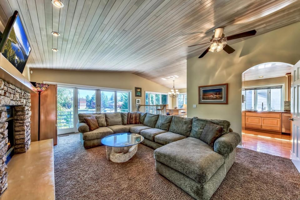 TV and multimedia, Living room, Seating area, fireplace, furniture