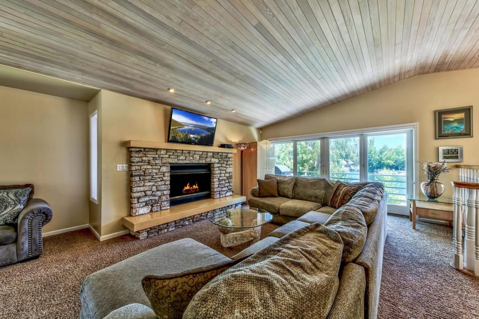 Day, TV and multimedia, Living room, Seating area, fireplace, furniture